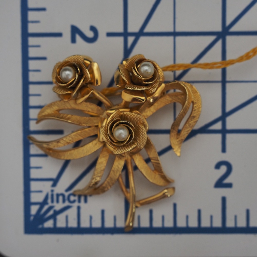 Coro Rose Brooch Pin Gold Tone Pearl Flower Bouquet Ribbon Bow Textured Vintage - Picture 3 of 13